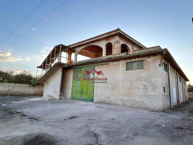 Locale Commerciale in vendita a Municipio 4, Puglia