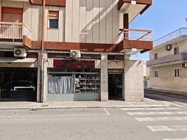 Locale Commerciale in vendita a Municipio 5, Puglia