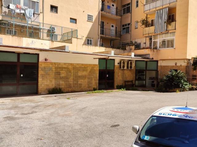 Locale Commerciale in vendita a Municipio 2, Puglia