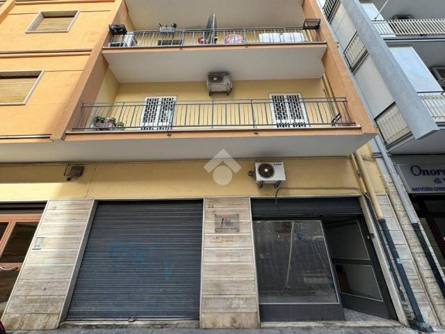 Locale Commerciale in vendita a Puglia, Bari