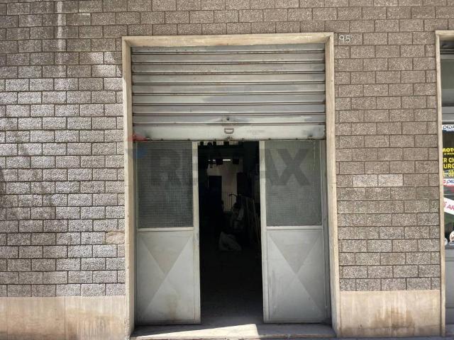 Locale Commerciale in vendita a Municipio 1, Puglia