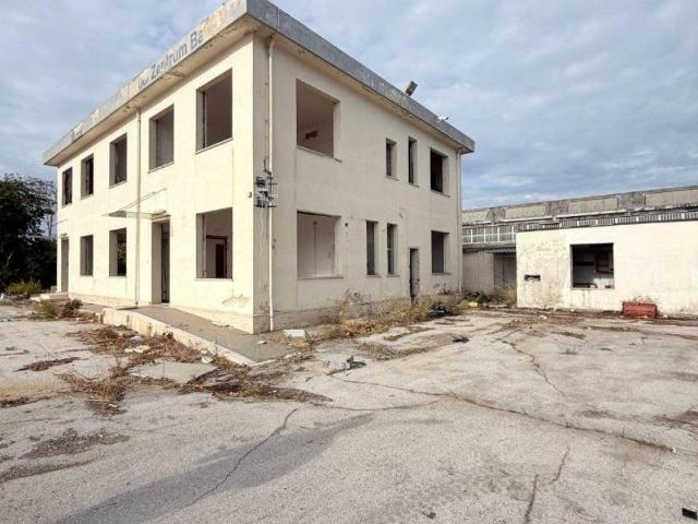 Locale Commerciale in vendita a Municipio 3, Puglia