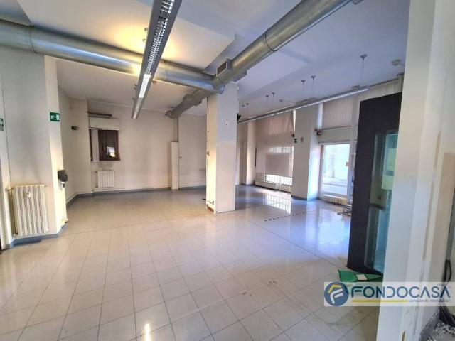 Locale Commerciale in vendita a Barlassina, Monza e della Brianza