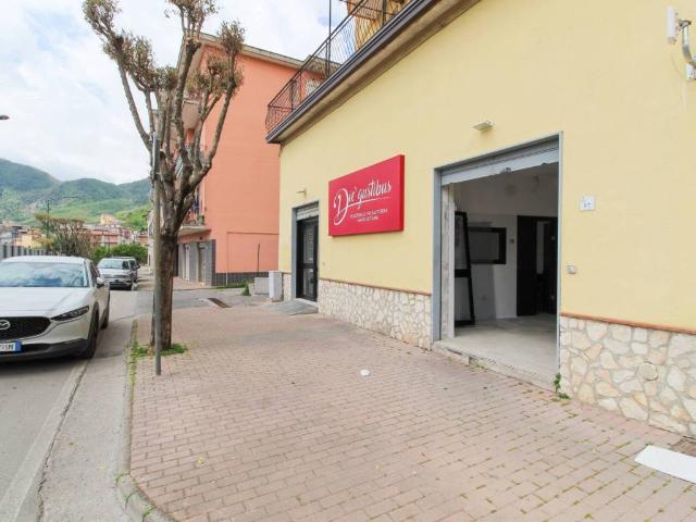 Locale Commerciale in vendita a Sava, Baronissi