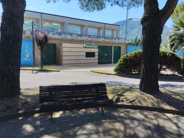 Locale Commerciale in vendita a Sava, Baronissi