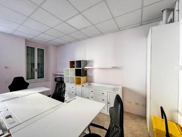 Locale Commerciale in vendita a Barzago, Lombardia