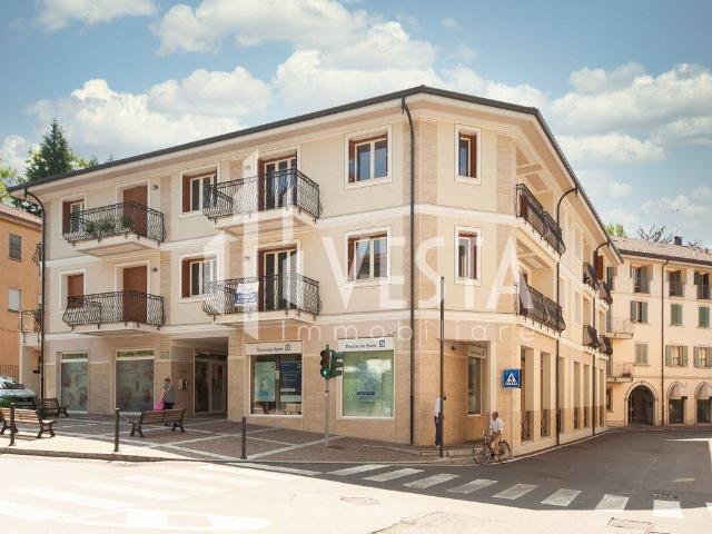 Locale Commerciale in vendita a Barzanò, Lombardia