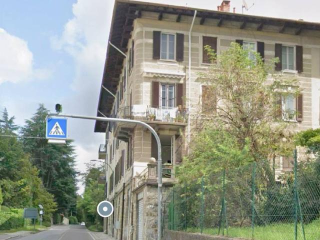 Locale Commerciale in vendita a Barzanò, Lombardia