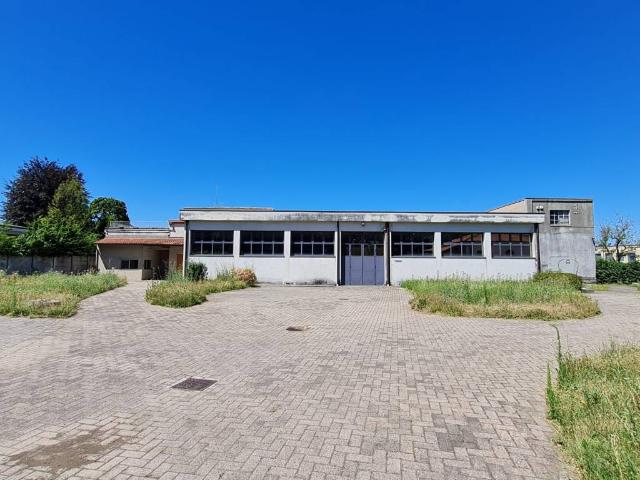 Locale Commerciale in vendita a Barzanò, Lombardia