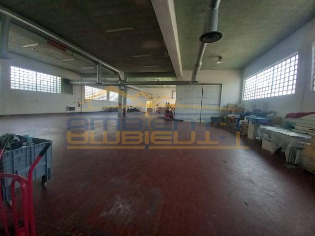 Locale Commerciale in vendita a Barzanò, Lombardia