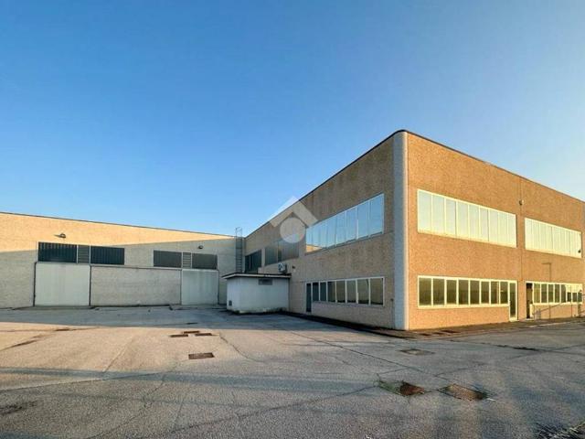 Locale Commerciale in vendita a Bassano Bresciano, Lombardia