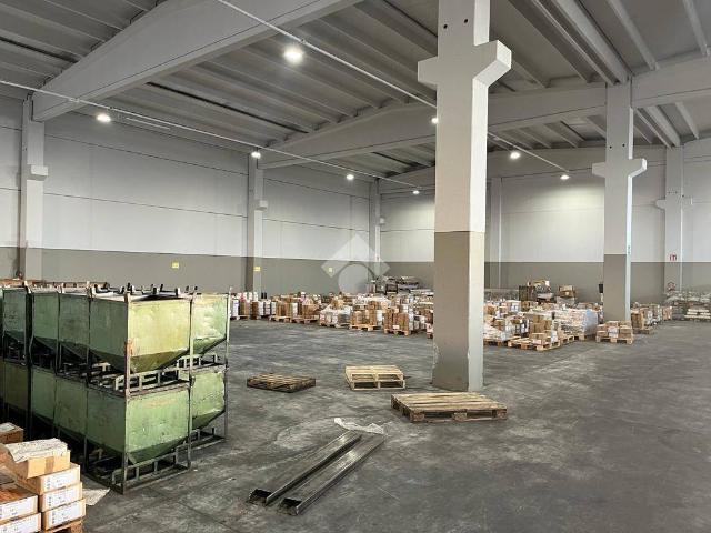 Locale Commerciale in vendita a Bassano Bresciano, Lombardia