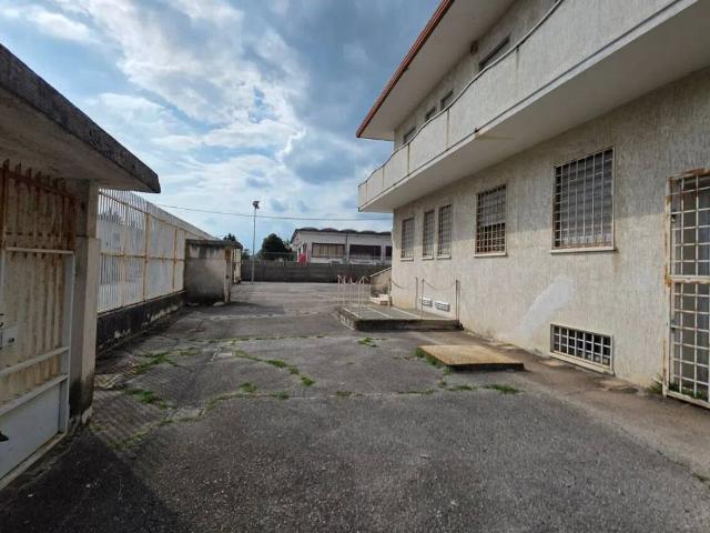 Locale Commerciale in vendita a Pilastroni, Bassano Del Grappa