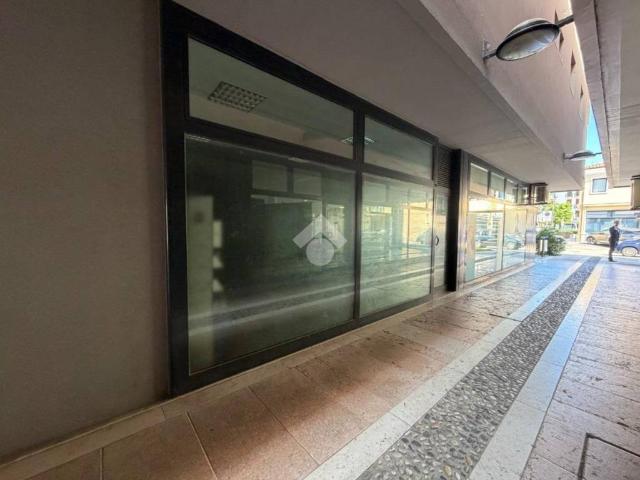 Locale Commerciale in vendita a Angarano, Bassano Del Grappa
