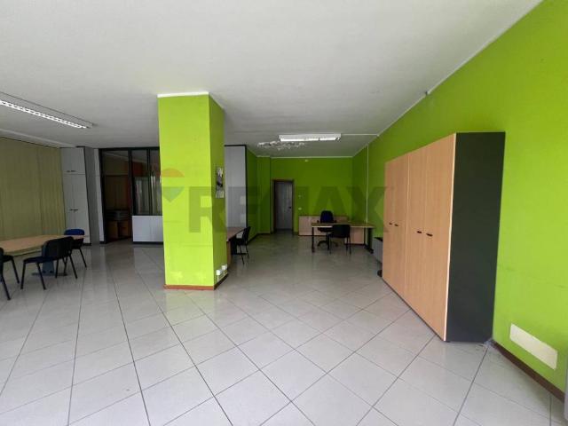 Locale Commerciale in vendita a Santa Lucia, Bastia Umbra