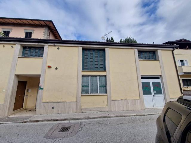 Locale Commerciale in vendita a Santa Lucia, Bastia Umbra
