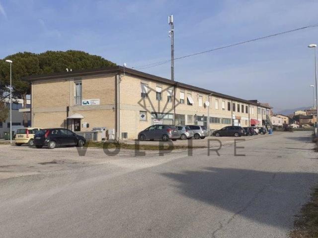 Locale Commerciale in vendita a Santa Lucia, Bastia Umbra