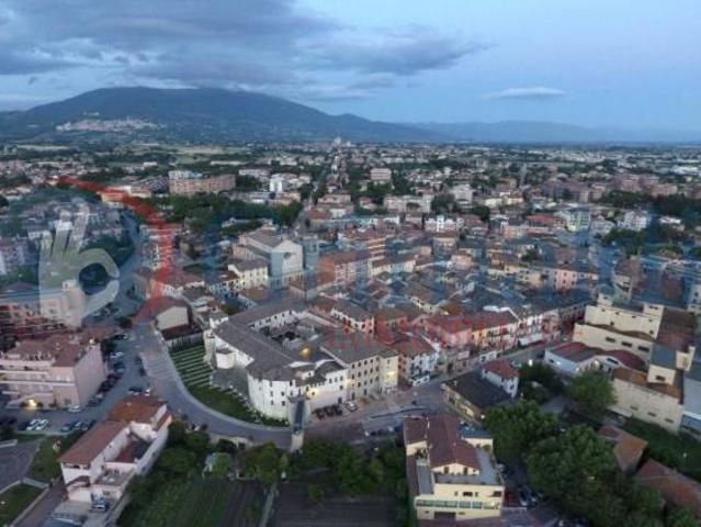 Locale Commerciale in vendita a Santa Lucia, Bastia Umbra
