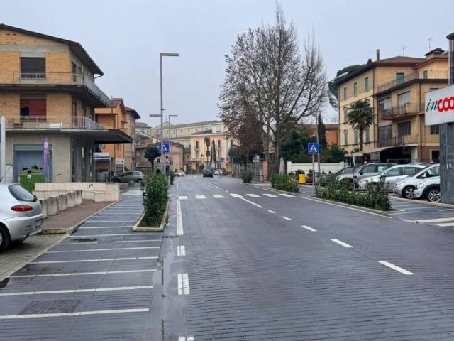 Locale Commerciale in vendita a Santa Lucia, Bastia Umbra