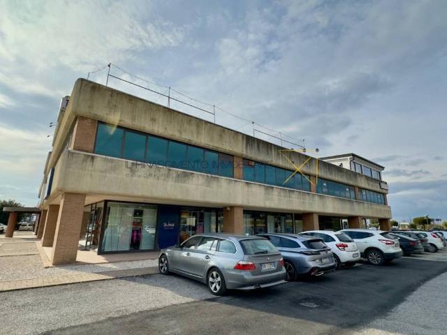 Locale Commerciale in vendita a Bastia Umbra, Umbria