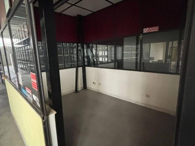 Locale Commerciale in vendita a Bastia Umbra, Umbria