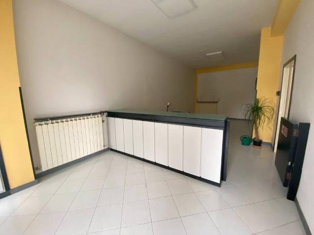 Locale Commerciale in vendita a Bastia Umbra, Umbria