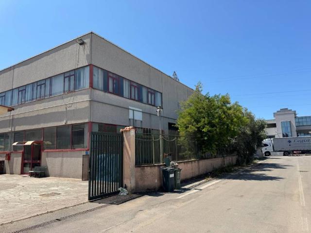 Locale Commerciale in vendita a Olevano Sul Tusciano, Campania