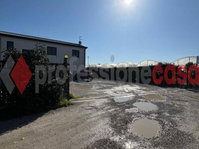 Locale Commerciale in vendita a Olevano Sul Tusciano, Campania