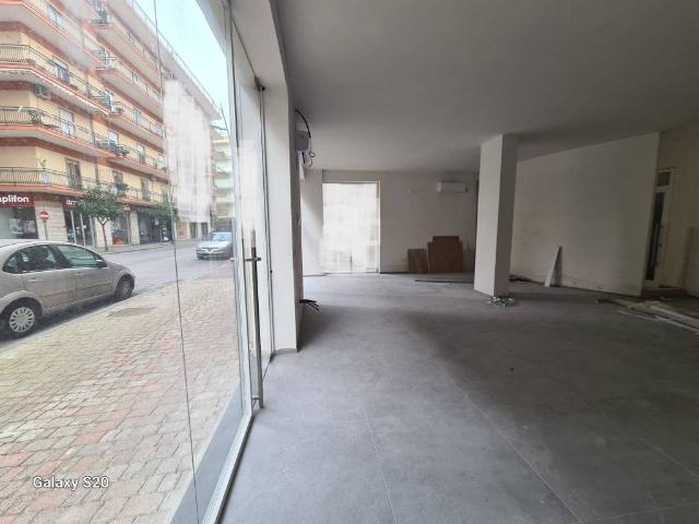 Locale Commerciale in vendita a Rione Sant'Anna, Olevano Sul Tusciano