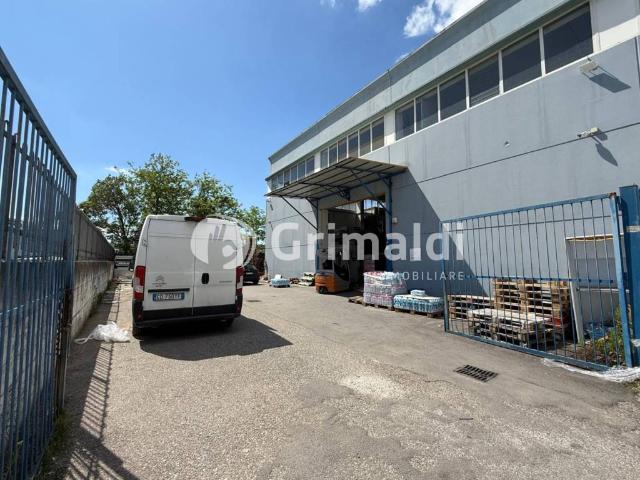 Locale Commerciale in vendita a Olevano Sul Tusciano, Campania