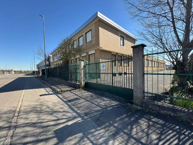 Locale Commerciale in vendita a Fornaci, Beinasco