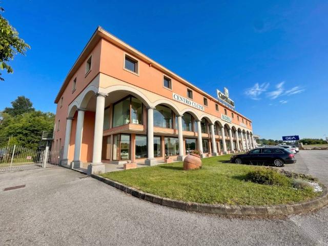 Locale Commerciale in vendita a Piemonte, Cuneo