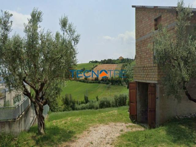 Locale Commerciale in vendita a Bellante, Abruzzo