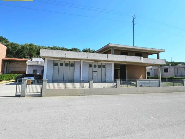 Locale Commerciale in vendita a Bellante, Abruzzo