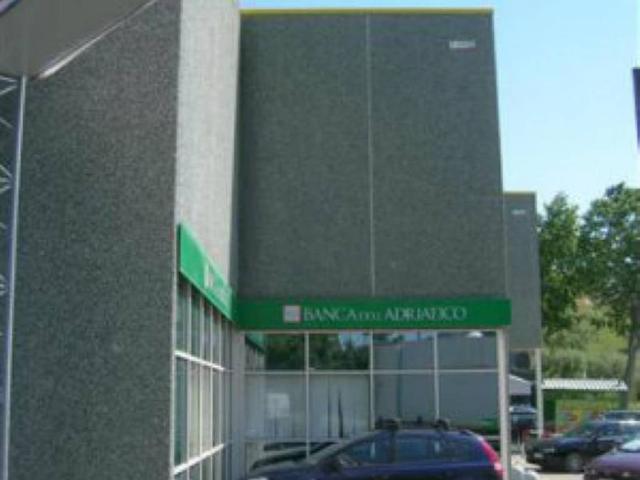Locale Commerciale in vendita a Bellante, Abruzzo