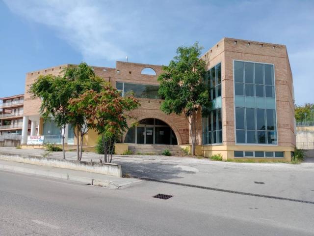 Locale Commerciale in vendita a Bellante, Abruzzo