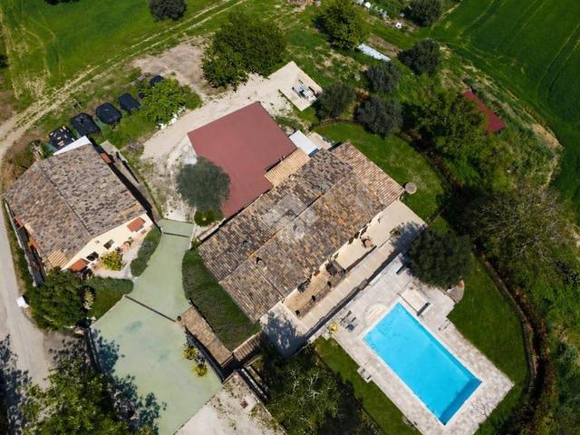 Locale Commerciale in vendita a Bellante, Abruzzo