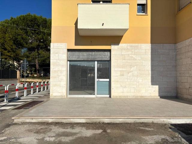Locale Commerciale in vendita a Bellante, Abruzzo