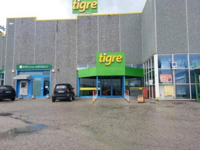 Locale Commerciale in vendita a Bellante Stazione, Bellante