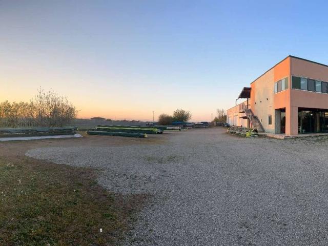 Locale Commerciale in vendita a Gaggiolo, Piemonte