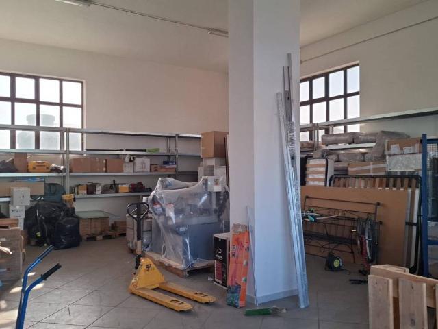 Locale Commerciale in vendita a Bellizzi, Campania
