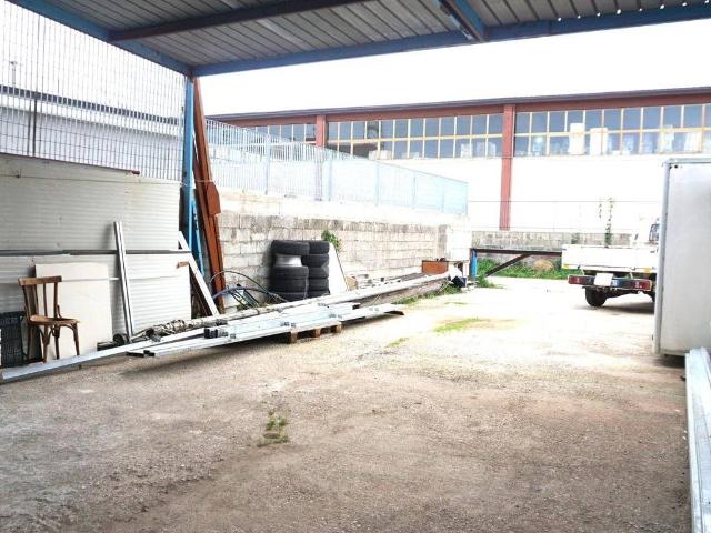 Locale Commerciale in vendita a Bellizzi, Campania