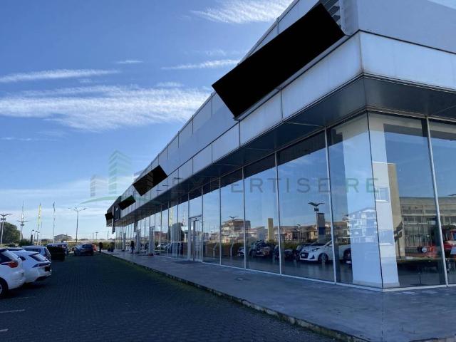 Locale Commerciale in vendita a Belpasso, Sicilia