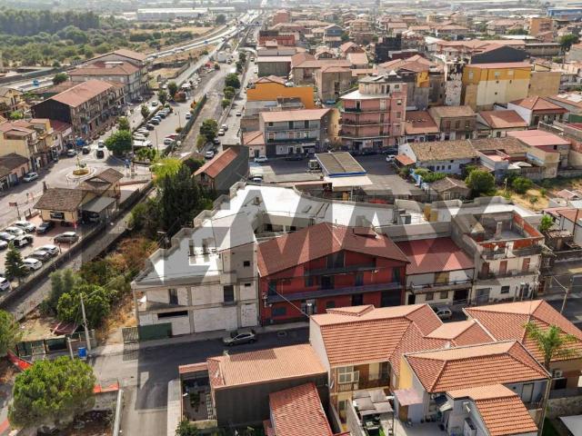 Locale Commerciale in vendita a Belpasso, Sicilia