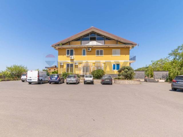 Locale Commerciale in vendita a Belpasso, Sicilia