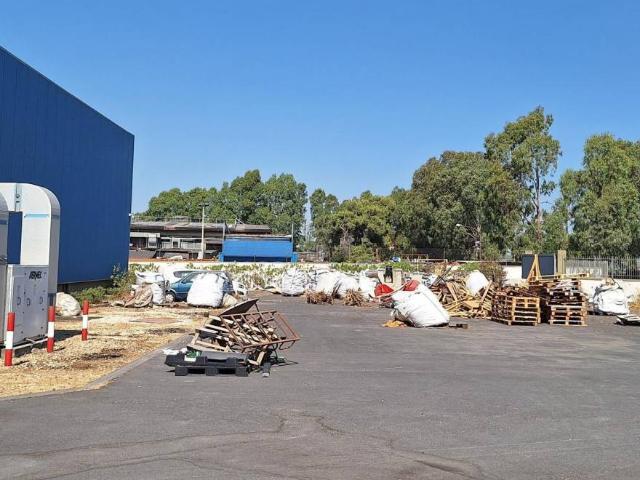 Locale Commerciale in vendita a Belpasso, Sicilia