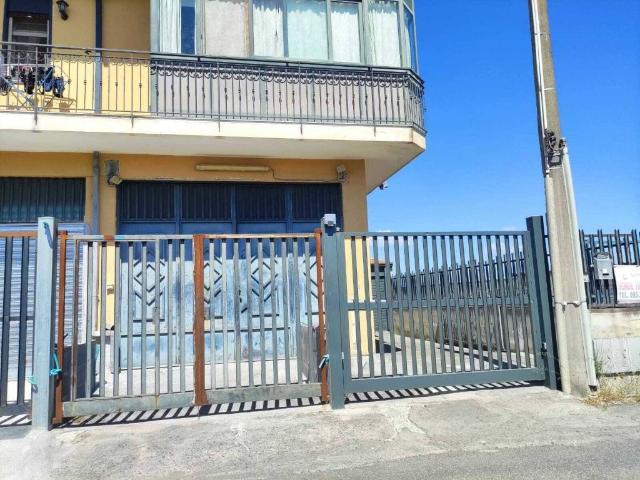 Locale Commerciale in vendita a Belpasso, Sicilia