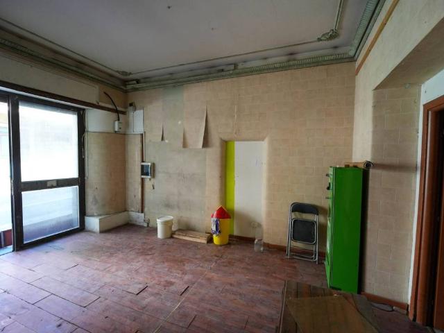 Locale Commerciale in vendita a Belpasso, Sicilia