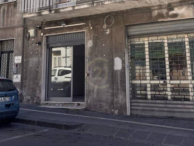 Locale Commerciale in vendita a Belpasso, Sicilia