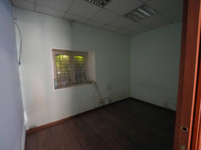 Locale Commerciale in vendita a Belpasso, Sicilia